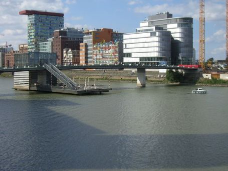 Düsseldorf : Medienhafen, Ansicht Speditionstraße, davor die Hafenbrücke für Fußgänger und Radfahrer.